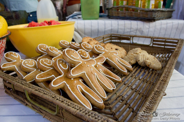 A happy crowd of gingerbread ppls